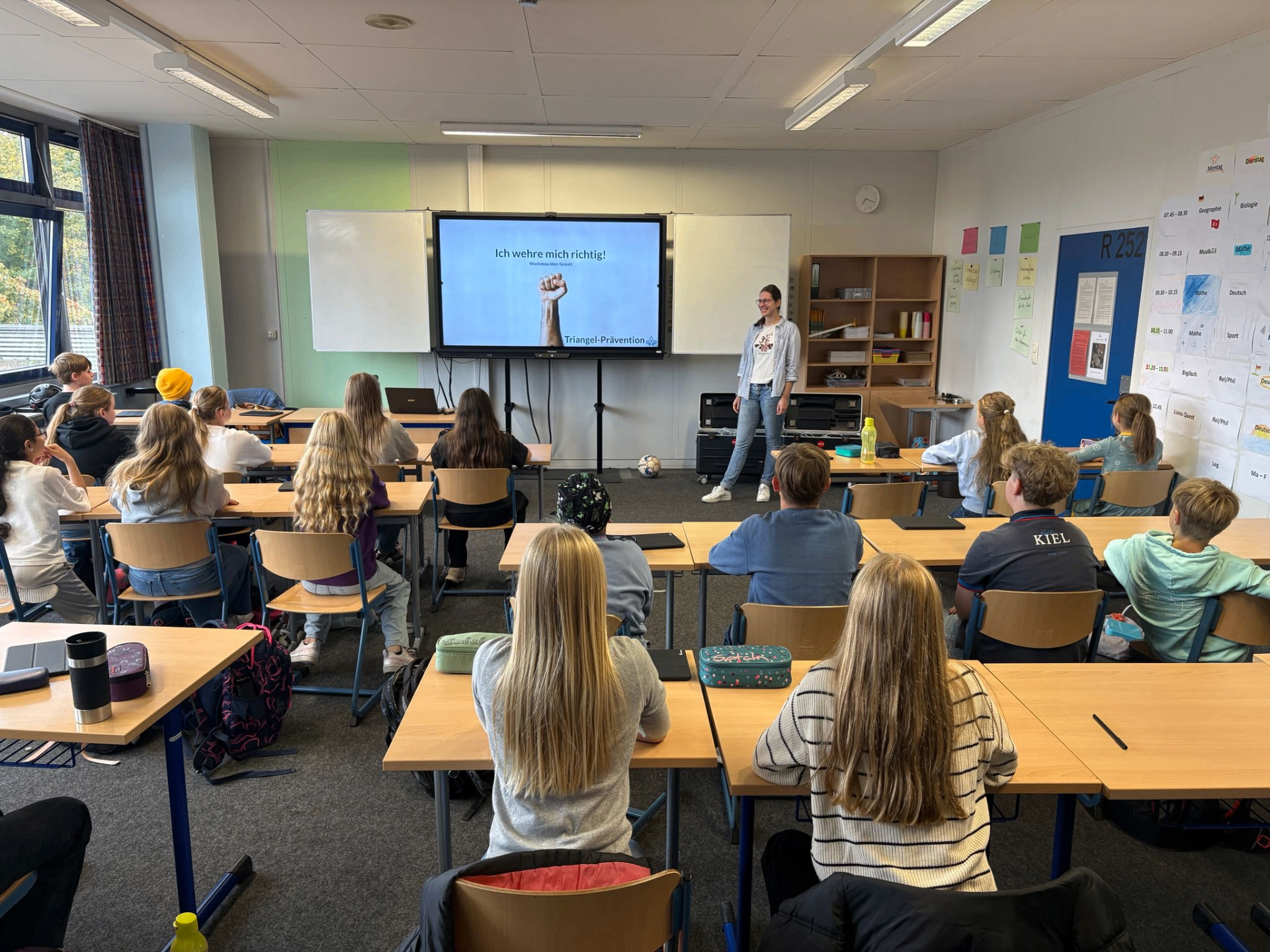 Milena-Marie Schlichting im Workshop mit einer Schulklasse